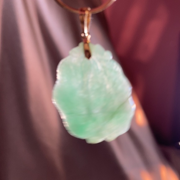 SALE! Apple Green Jade Peapod Carved Pendant. 14k! - Picture 4 of 4